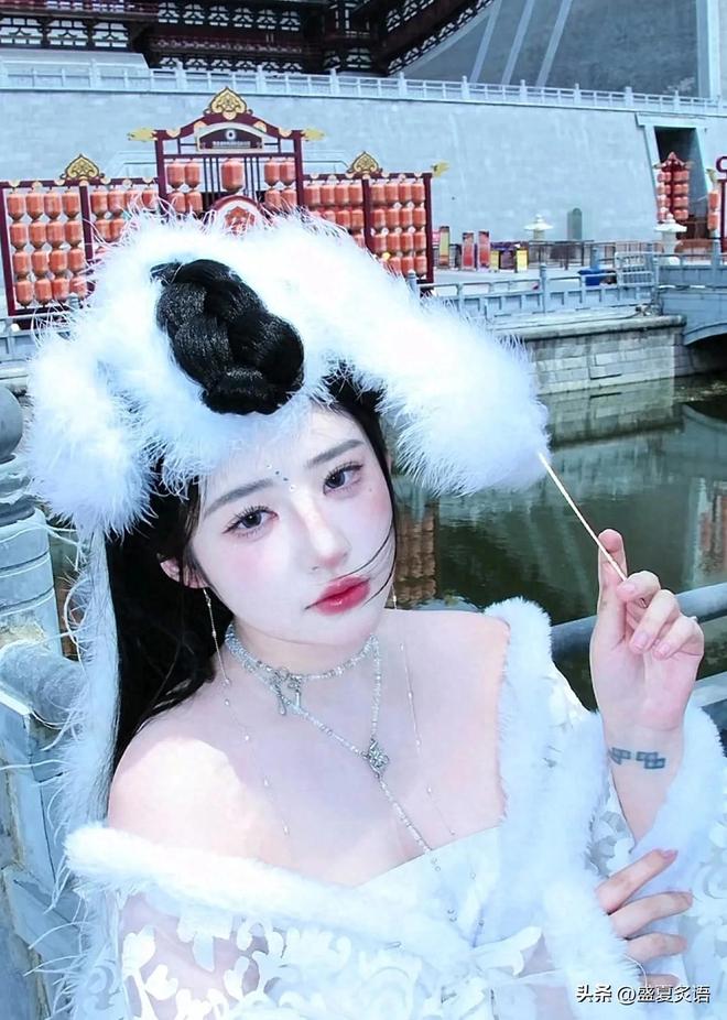 王思聪女儿最新照曝光仅2岁眼神坚定黄一鸣神情忧伤眼带泪光