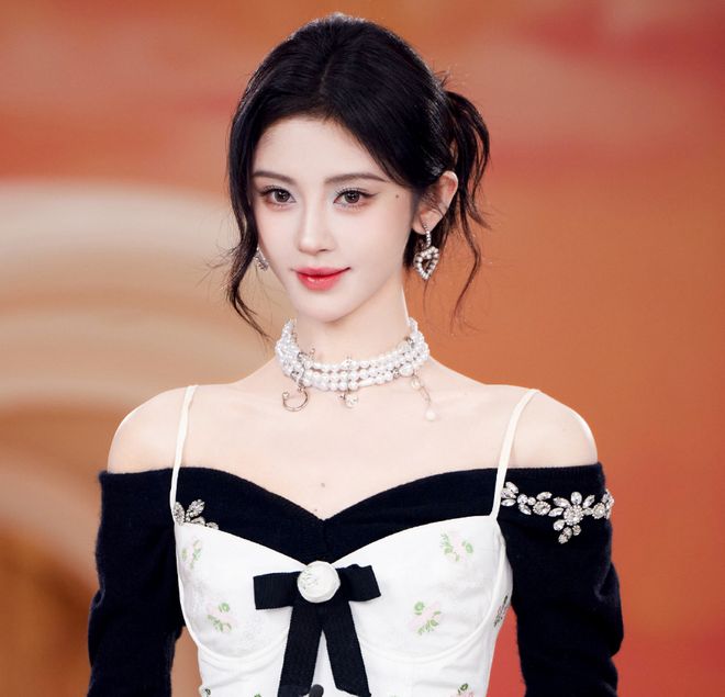 鞠婧祎风波越演越烈！过亿收入被吐槽德不配位网友呼吁严查税务