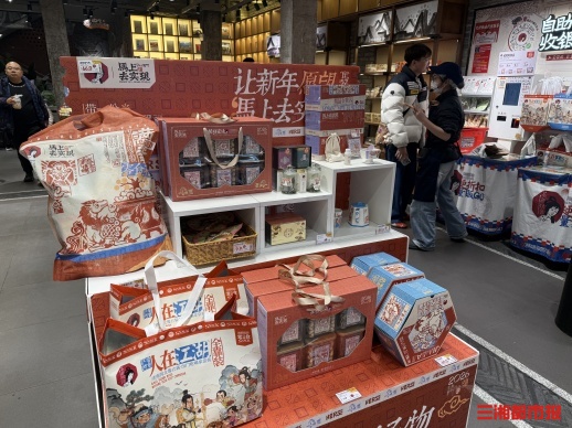 混搭出圈新年货是潮味与心意的双向奔赴